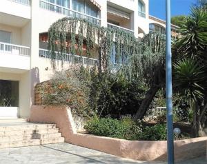 un bâtiment avec un tas de plantes devant lui dans l'établissement STUDIO SAINT MANDRIER, à Saint-Mandrier-sur-Mer 13 autres photos