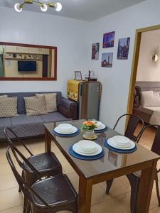 Posezení v ubytování One Spatial Two Bedroom Condominium Unit with Pool and Gym free Netflix and wifi