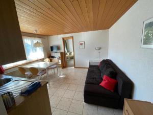 a living room with a couch and a table at Chalet Hofer - 3-Bettwohnung in Hasliberg Wasserwendi