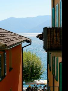 uma vista para o oceano entre dois edifícios em Depandance Garni Golf em Ascona