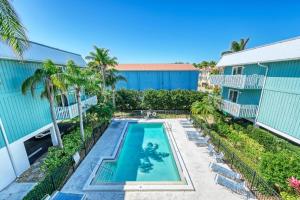 Πισίνα στο ή κοντά στο Anna Maria Island Beach Palms 5B
