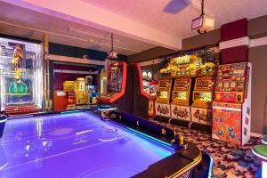 a game room with a pool table and arcade machines at Recently refurbished 3 bed Villa & superfast wifi in Michaelstow