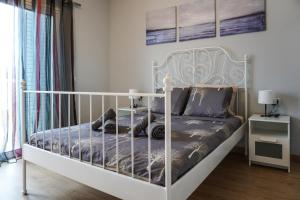 een slaapkamer met een bed met een wit bedframe bij Las Vistas Beach in Arona