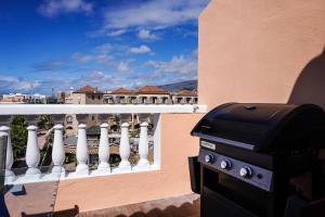 een barbecue op het balkon bij Las Vistas Beach in Arona