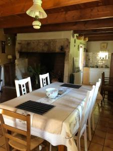 Fotografia z galérie ubytovania Détente en campagne dans le quercy une Chambre lit double et un matelas d appoint une personne dans le salon v destinácii Castelnau-Montratier