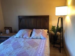 Fotografia z galérie ubytovania Détente en campagne dans le quercy une Chambre lit double et un matelas d appoint une personne dans le salon v destinácii Castelnau-Montratier