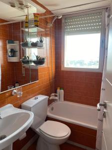 Habitación económica في تريس كانتوس: حمام مع مرحاض وحوض استحمام ومغسلة