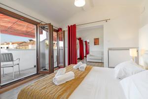 sypialnia z dużym łóżkiem z białymi poduszkami w obiekcie Ca' dei Carmini w Wenecji
