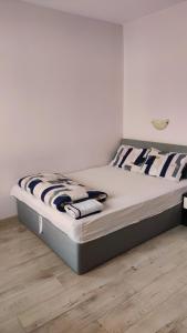 een bed in een slaapkamer met een houten vloer bij LILIYA Apartment in Pleven