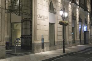 un bâtiment avec un éclairage de rue devant lui dans l'établissement Hospes Amérigo, à Alicante