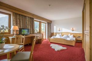 Postel nebo postele na pokoji v ubytování Hotel Cafe-Zillertal + 37 fotografií