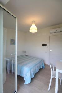 a bedroom with a bed and a table with chairs at Appartamento a Ferentino piccolo in Ferentino