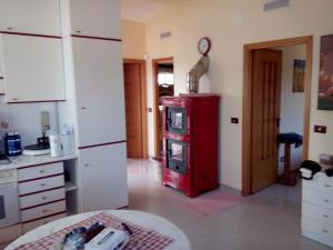 - une cuisine avec un vieux réfrigérateur rouge dans la chambre dans l'établissement Appartamento Ognina Siracusa, à Ognina