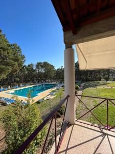 uma varanda com vista para uma piscina em Odeceixe Bungalow-Parque de Campismo Sao Miguel em Odeceixe