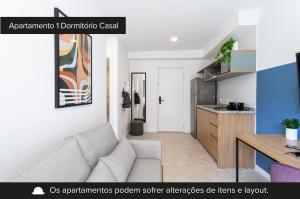 a living room with a couch and a kitchen at Smart Charlie Mobi Pinheiros in Sao Paulo