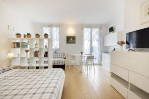 1 dormitorio con 1 cama y cocina con mesa en B&B Cá Bianca Ventisette Riccione, en Riccione