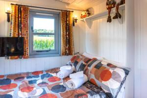 Llit o llits en una habitació de The Hideaway Hut - 1 Bed Shepherds Hut - Hereford