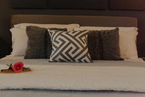 un lit avec un tas d'oreillers dessus dans l'établissement Domus Annae B&B, à Pompéi