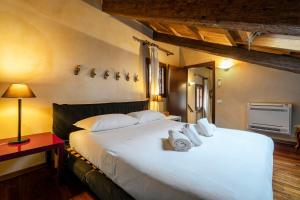 sypialnia z dużym białym łóżkiem z ręcznikami w obiekcie Casa Lia w Wenecji