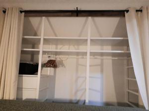 TV a/nebo společenská místnost v ubytování Le Héron ( Gîte )
