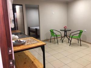 Rivera Family Apartments في Santiago Este: غرفة معيشة مع طاولة وكراسي وطاولة