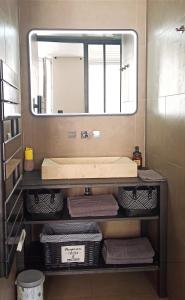Salle de bains dans l'établissement La Chouette Dijonnaise