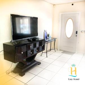 Uma TV ou centro de entretenimento em Easy Hostel
