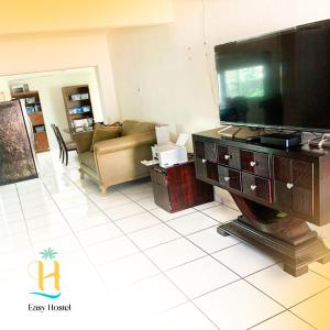 Uma TV ou centro de entretenimento em Easy Hostel