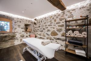una camera con letto da ospedale in un muro di pietra di Paloria Apartments & Sport a Lagundo