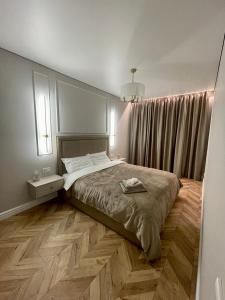 Un dormitorio con una cama grande y una ventana en Downtown Apartment en Chernihiv