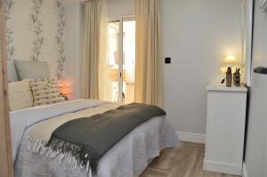 a bedroom with a bed and a door with a window at Apartamento Sofia in Pineda de Mar