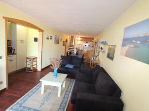 uma sala de estar com um sofá e uma mesa em 4-room apartment Tanca Manna, only 300 meters from the beach em Cannigione