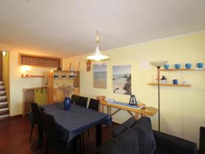 sala de estar con mesa y comedor en 4-room apartment Tanca Manna, only 300 meters from the beach en Cannigione