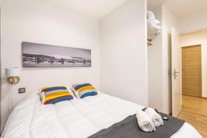 a bedroom with a large white bed with two pillows at EasyLodge - Appartement 3 chambres Bordeaux in Bordeaux