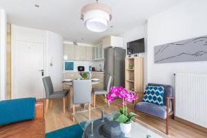 a kitchen and living room with a table and chairs at EasyLodge - Appartement 3 chambres Bordeaux in Bordeaux