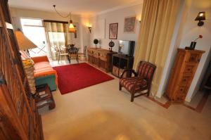 リスボンにあるApart Lisbon Pool Metro Garageのリビングルーム(ソファ、赤い敷物付)