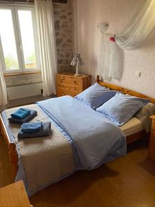 a bedroom with a bed with two towels on it at Lo Soulenquo à Fonteilles sur le GR 65 in Golinhac