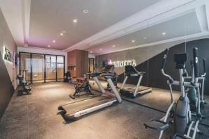 Fitness centrum a/nebo fitness zařízení v ubytování Atour Hotel Jiading Jiangqiao Jiayi Road Subway Station