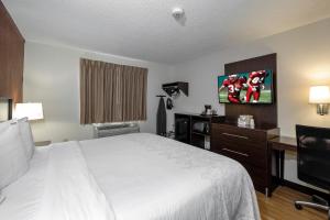 Postel nebo postele na pokoji v ubytování Red Roof Inn PLUS+ & Suites Malone