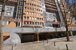 リスボンにあるApart Lisbon Pool Metro Garageの正面に看板がある建物