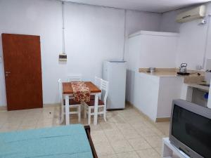 a living room with a table and a kitchen at Laprida2 in Curuzú Cuatiá