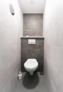 a bathroom with a white toilet in a room at L'Annexe Gannat - Appartements en centre ville in Gannat