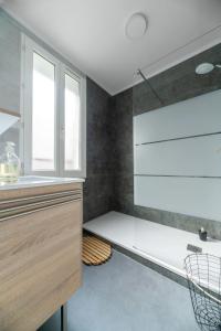 Et badeværelse på L'Annexe Gannat - Appartements en centre ville