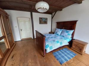 um quarto com uma cama e piso em madeira em Vila Liduška 