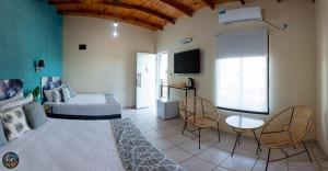 - une chambre avec un lit et des chaises dans l'établissement Arapy Bed and Dream, à Puerto Iguazú
