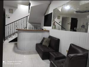 ein Wohnzimmer mit einem Sofa und einer Bar in der Unterkunft Hotel Astor Plaza in Florencia