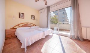 En eller flere senge i et værelse på R141 Manila Resort Patio + 47 billeder