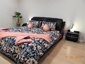 Una cama o camas en una habitación de A touch of class 5BR luxury house with spa at Mildura