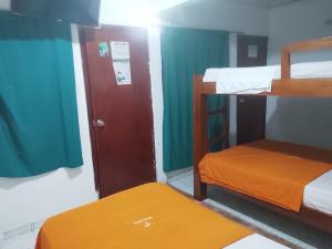 Pokój z 2 łóżkami piętrowymi i otwartymi drzwiami w obiekcie Hotel Astor Plaza w mieście Florencia