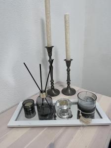 um tabuleiro com duas velas e dois castiçais numa mesa em Apartment Falg em Goslar